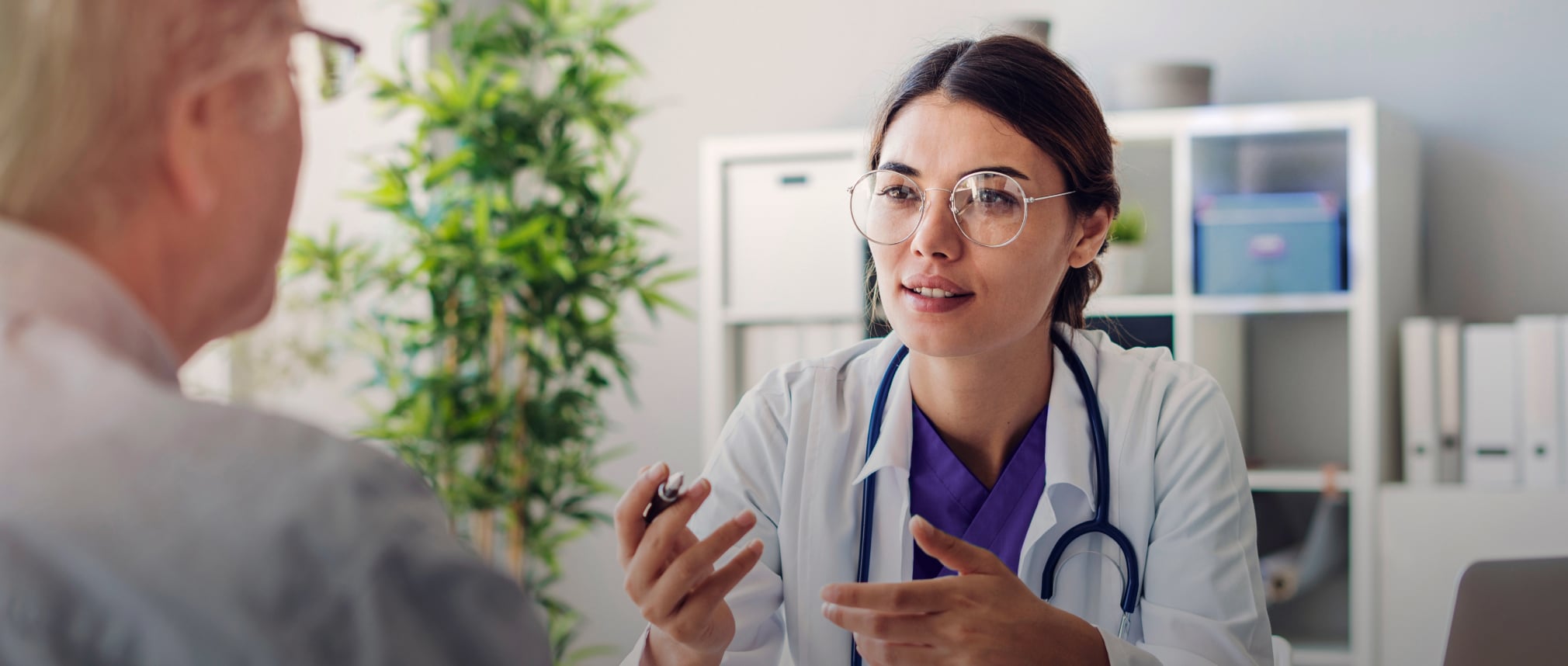 A doctor questions a client about his symptoms