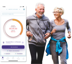 Ein älteres Pärchen joggt gemeinsam und lachen über einen Witz. Beite tragen herbstliche Sportklamotten. Daneben ist der TOM App-Screen Sichtbar.