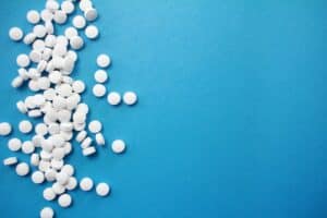 Tablette, die aussieht wie Paracetamol, in hoher Dosierung