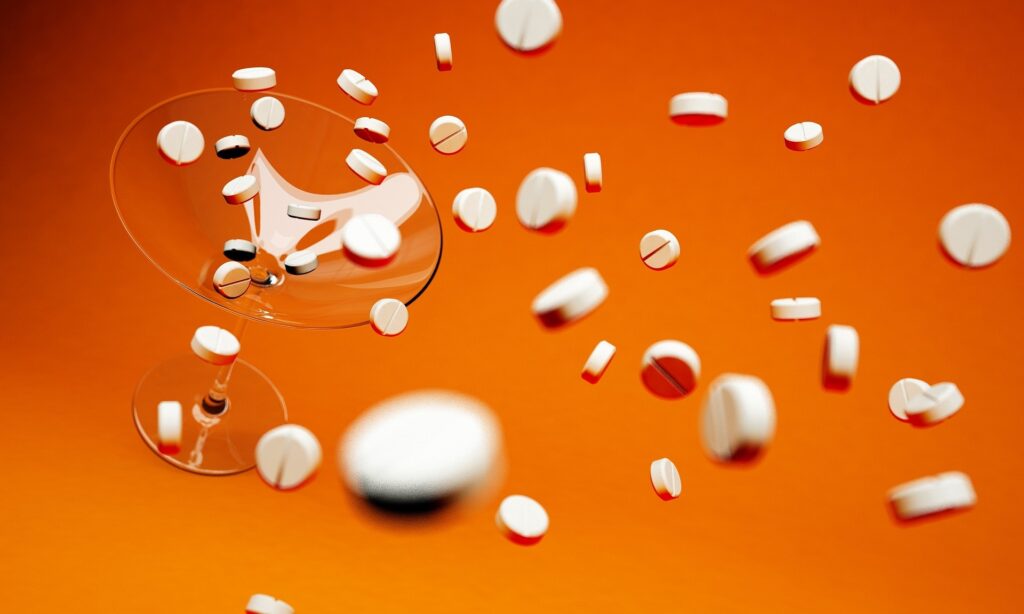 Tilidin Tabletten und ein Likörglas