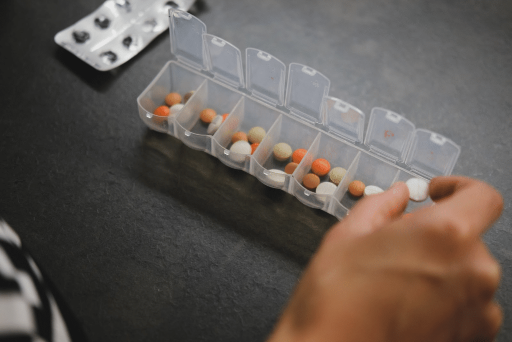 Tabletten-Dispenser mit verschiedenen bunten Pillen
