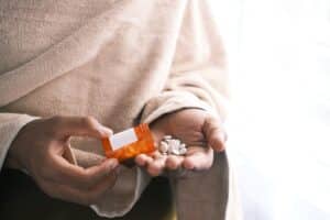 Tabletten in der Hand einer Person, die wie Bupropion aussehen