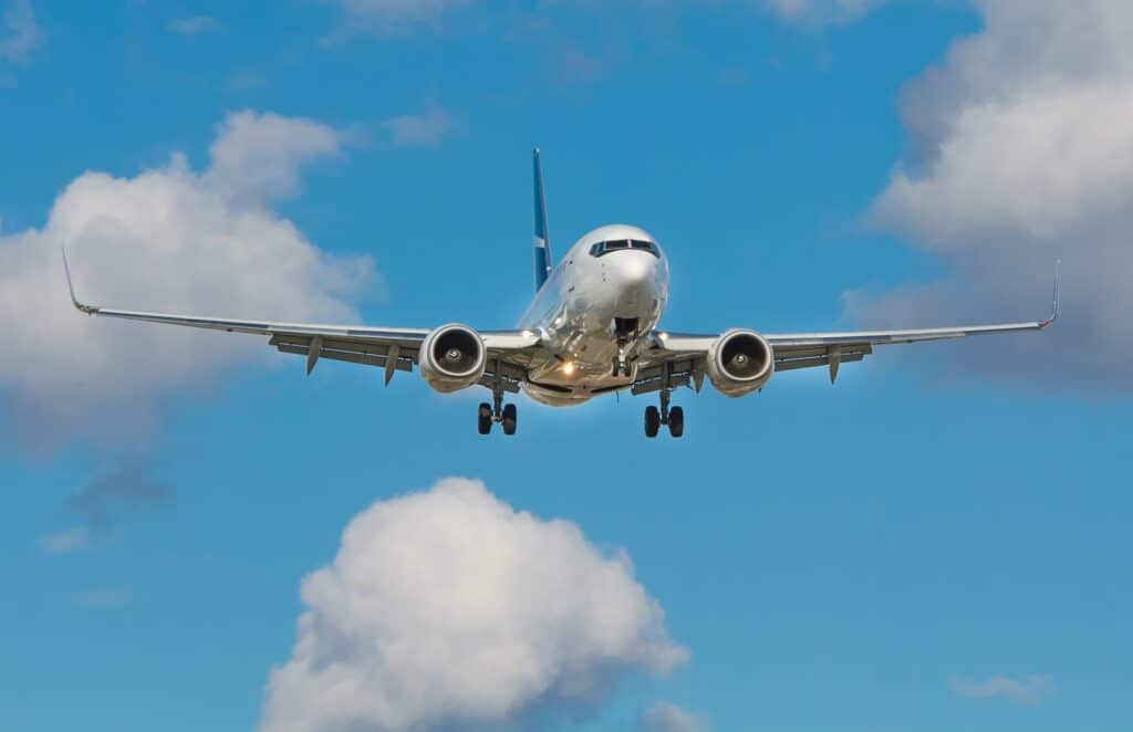 Flugzeug mit Wolken am Himmel