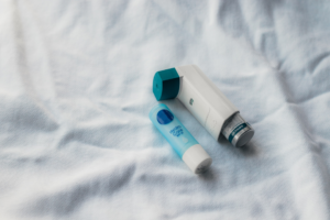 Asthmaspray und Lippenpflegestift