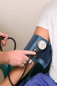 Blutdruckmessung in der Apotheke: Eine Manschette mit Messgerät um einen Arm